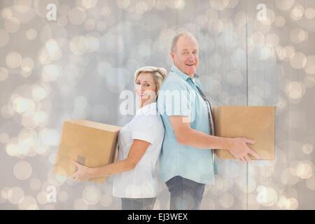 Libre de vieux couple holding moving boxes Banque D'Images