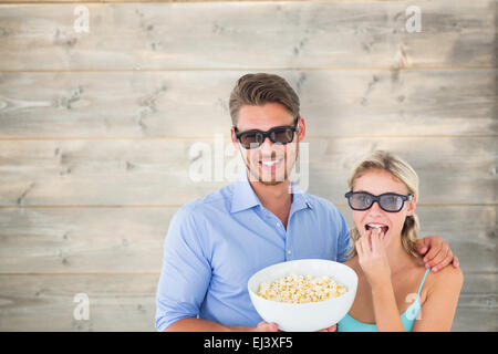 Libre de jeune couple portant des lunettes 3D eating popcorn Banque D'Images