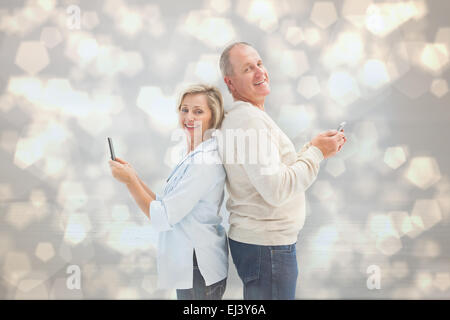 Libre de droits d'âge mûr à l'aide de leurs smartphones Banque D'Images