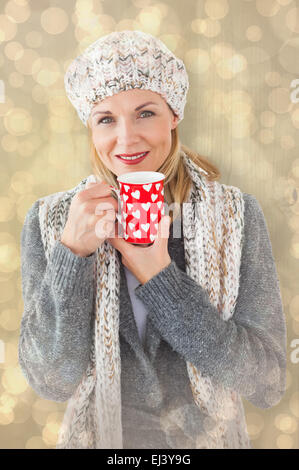 Portrait of woman in winter fashion looking at camera avec mug Banque D'Images