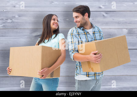 Libre de jeune couple avec moving boxes Banque D'Images