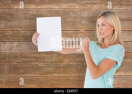 Image composite de angry woman holding feuille de papier Banque D'Images