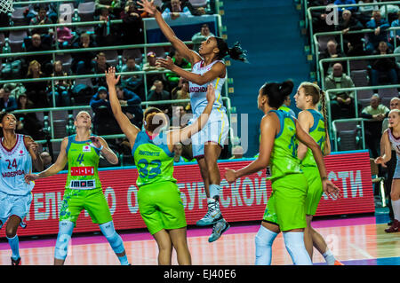 Orenbourg, région d'Orenbourg, Russie - 3 décembre 2014 : l'équipe de basket-ball womens 'Nadezhda' (Orenbourg) et 'Imos Brno' (République Tchèque Banque D'Images