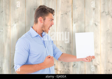 Image composite de l'homme en colère à la recherche, à la page Banque D'Images
