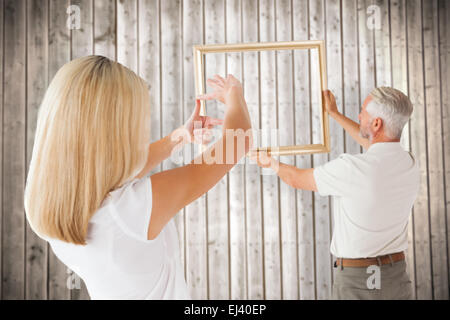 Image composite du couple hanging une armature ensemble Banque D'Images