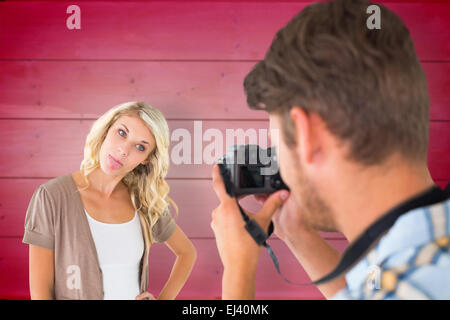Image composite de l'homme prenant photo de sa petite amie s'en tenir sa langue out Banque D'Images