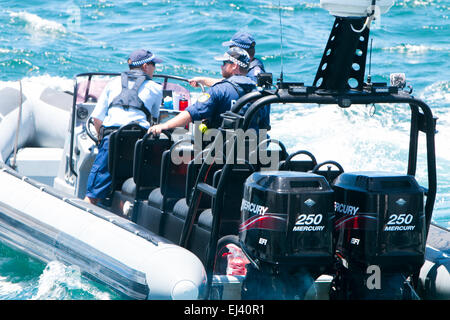 Nouvelle-galles du sud des policiers masculins dans leur bateau-bateau MARITIME À CÔTES sur le port de Sydney, Sydney, Australie, alimentés par des moteurs hors-bord au mercure Banque D'Images