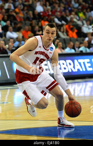 20 mars 2015 : Wisconsin Badgers avant Sam Dekker (15) disques durs pour le panier dans la première moitié lors de la NCAA Men's Basket-ball tournoi Midwest Regional match entre le Chanticleers Coastal Carolina et la Wisconsin Badgers au Centurylink Center à Omaha, Nebraska.Wisconsin a gagné le match 86-72. Kendall Shaw/CSM Banque D'Images