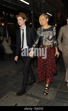 Suki Waterhouse et Bradley Cooper profitez d'une chambre double date à J. Sheekey restaurant, avec Sienna Miller et Tom Sturridge fiancé comprend : Sienna Miller, Tom Sturridge Où : London, Royaume-Uni Quand : 15 mai 2014 Banque D'Images