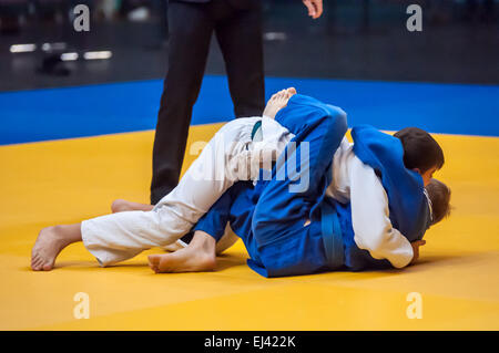 , Région d'Orenbourg, en Russie, le 29 novembre, 2014 année. Championnat de judo chez les juniors et les filles. Deux judokas Banque D'Images