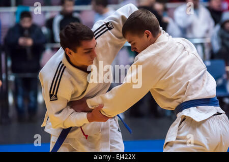 , Région d'Orenbourg, en Russie, le 29 novembre, 2014 année. Championnat de judo chez les juniors et les filles. Deux judokas Banque D'Images