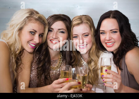 Image composite de friends drinking champagne Banque D'Images