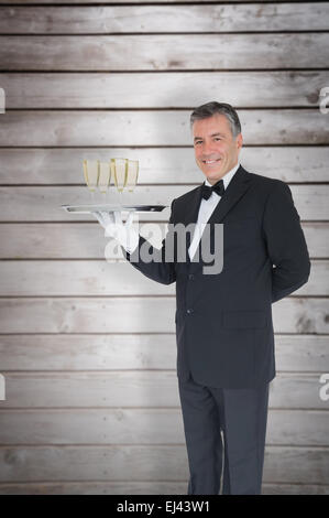 Image composite de waiter standing avec bac de champagne Banque D'Images