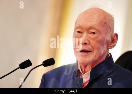 Singapour. 6e août 2013. Photo prise le 6 août 2013 montre l'ancien Premier Ministre de Singapour Lee Kuan Yew assister à son nouveau lancement de livre à Singapour est 31514. L'ancien Premier Ministre de Singapour Lee Kuan Yew a empiré l'état '', le cabinet du premier ministre a déclaré samedi dans son dernier communiqué de presse. Credit : Puis Chih Wey/Xinhua/Alamy Live News Banque D'Images