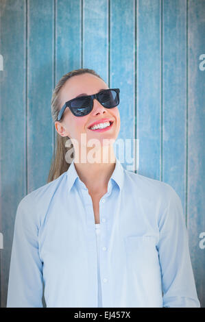 Composite image of smiling blonde wearing sunglasses Banque D'Images