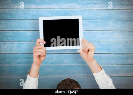 Image composite de businessman showing tablet au-dessus de la tête Banque D'Images