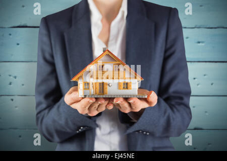 Image composite d'agent immobilier montrant mini house Banque D'Images