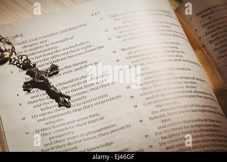 Bible ouverte et crucifix en argent Banque D'Images