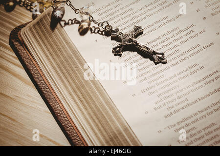 Bible ouverte et crucifix en argent Banque D'Images