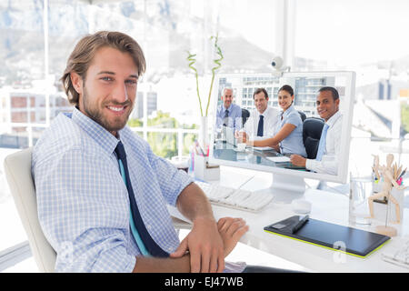 Image composite des gens d'affaires de remue-méninges Banque D'Images