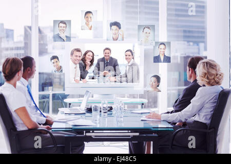 Image composite du groupe de gens d'affaires à la recherche d'un écran Banque D'Images