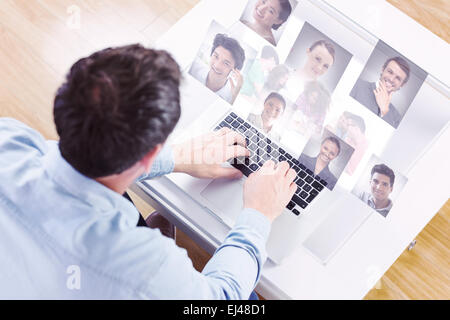 Image composite de l'équipe de création sur des planches-contact en réunion Banque D'Images