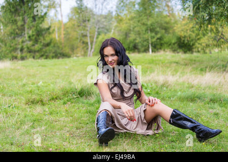 Jolie femme élégante sur un pré Banque D'Images