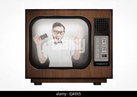 Image composite de hipster geek tenant une cassette de ruban retro player Banque D'Images
