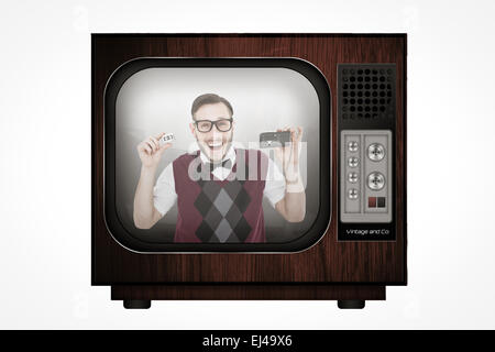 Image composite de hipster geek tenant une cassette de ruban retro player Banque D'Images