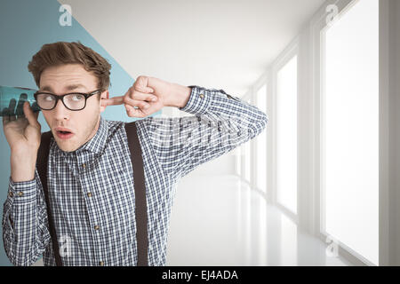 Image composite de l'homme geek avec cuvette d'écoute Banque D'Images