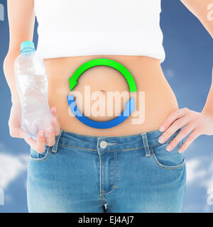 Image composite de mid section of a fit femme tenant une bouteille d'eau Banque D'Images