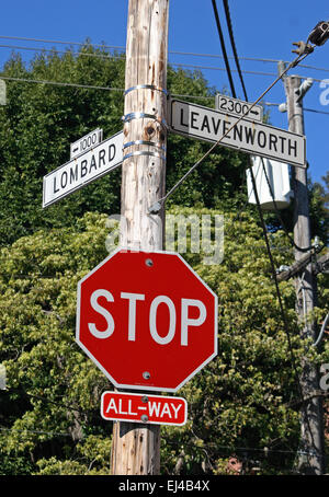 La signalisation routière de la célèbre Lombard Street et Leavenworth, à San Francisco, USA. Banque D'Images