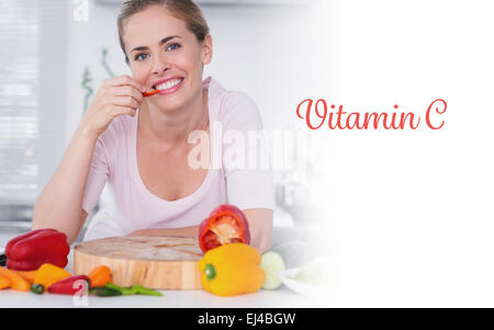 La vitamine C contre cheerful woman eating vegetables Banque D'Images