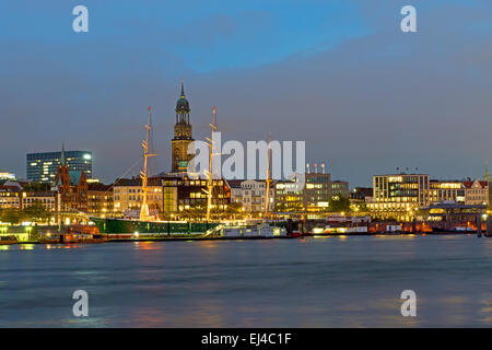 Le port de Hambourg, avec la célèbre église St Michel la nuit Banque D'Images