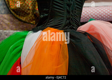 Mannequin avec des morceaux de tissu tulle coloré Banque D'Images