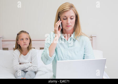 Ignorant sa mère petite fille Banque D'Images