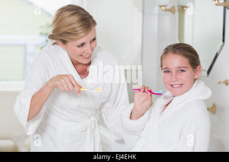 Heureuse mère et fille se brosser les dents ensemble Banque D'Images