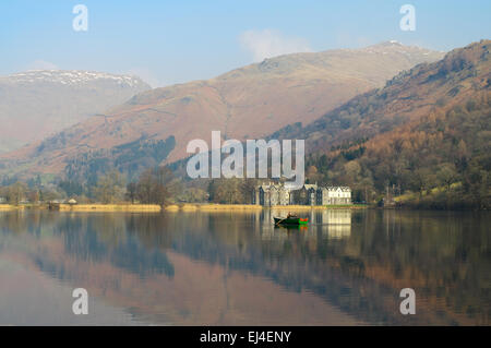 The Daffodil Hotel reflète dans le lac de Grasmere, avec l'homme bateau à rames, Lake district, England, UK Banque D'Images