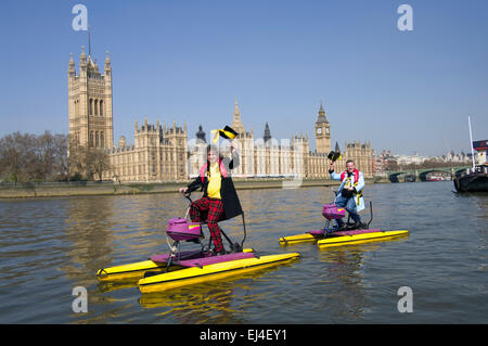 Monster Raving Loony partie candidats sur des vélos flottant sur la Tamise, en face de la Chambre du Parlement en mai 2010 Banque D'Images