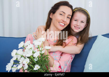 Mère et fille avec des fleurs Banque D'Images