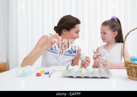 Mère et fille painting Easter eggs Banque D'Images