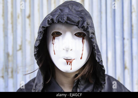 Femme violente avec masque sanglant, halloween Banque D'Images