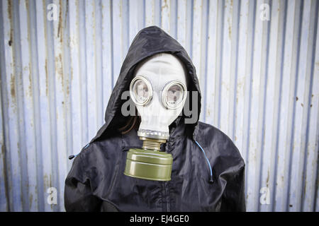 Femme avec masque à gaz à capuchon, la peur Banque D'Images