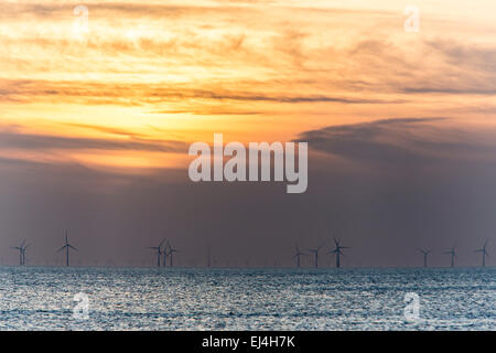 Egmond aan Zee, Hollande du Nord, Pays-Bas, parc éolien off shore, à 18 kilomètres de la côte, coucher du soleil Banque D'Images