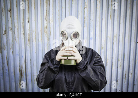 Femme avec masque à gaz à capuchon, la peur halloween Banque D'Images