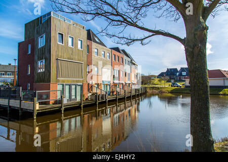 Vivant sur l'eau, de nouveaux bâtiments dans le quartier Nieuw Den Helder, North Holland, maisons directement sur les canaux artificiels, Banque D'Images