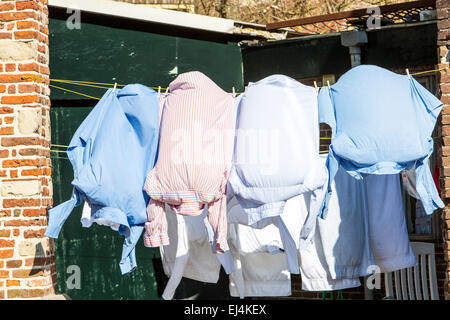 Shirts sécher sur une corde à linge dans le vent Banque D'Images