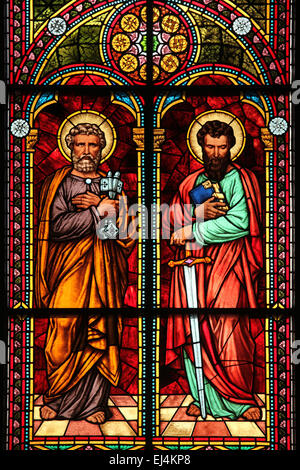 Les Saints Pierre et Paul. Vitrail par Dresde glass master Bruno Urban (1885) dans la cathédrale de Riga à Riga, Lettonie. Banque D'Images