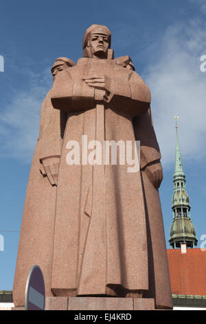 Monument à l'époque soviétique letton Fusiliers Rouge à Riga, Lettonie. Banque D'Images