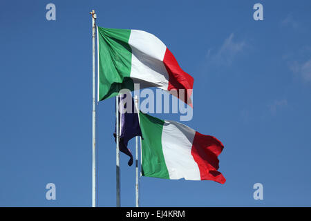 Drapeau national de l'Italie et du drapeau de l'Union européenne à Rome, Italie. Banque D'Images